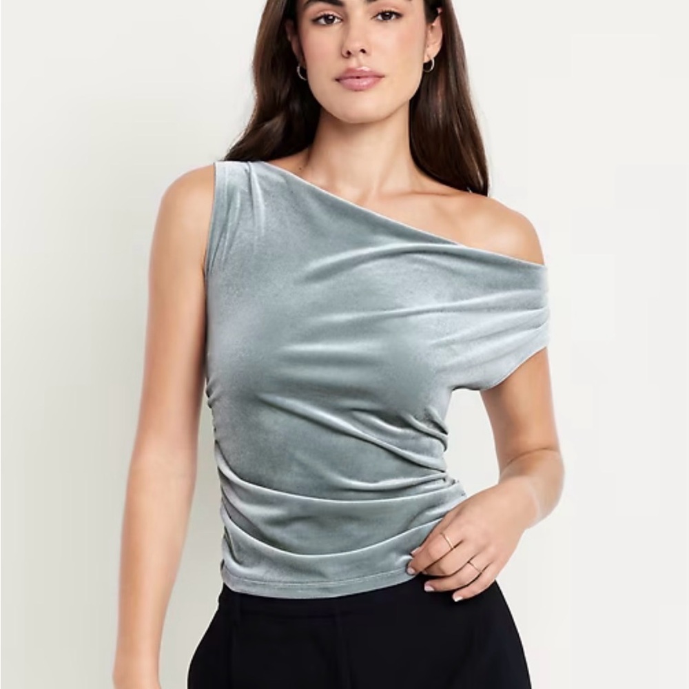 NWT Elegant Ruched Top (size Large)